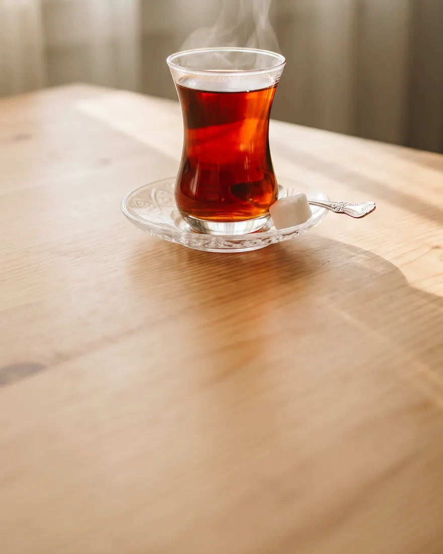 Ahşap masada ince belli bardakta demli çay